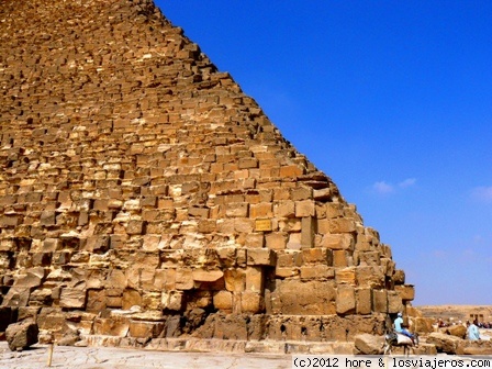 burrito
dentro del recinto de las piramides, en egipto, aparte de camellos.... burritos
