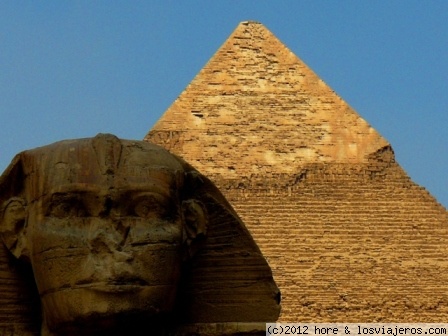 vigilante de la piramide
la esfinge con la piramide de fondo
