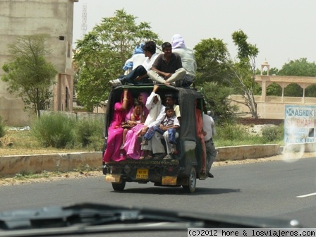 a tope!!!
tuk tuk, en la india, muy peligroso!!! a tope de gente... y aqui no pasa nada.
tirad palante, no?  je, je
