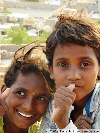 niños del rajasthan
creiamos que eran chico y chica, pero nos comentaron que eran hermanas!!!!!!!!!!!
