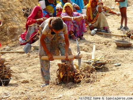 india
niña del rahasthan , trabajando en la construccion de una carretera, a pico y pala!!!
