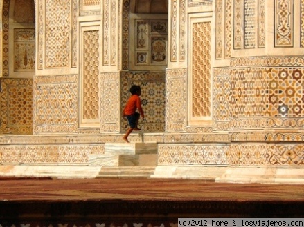 india
niño entrando en un templo de la india
