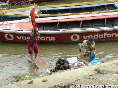 niña lavando la ropa
en varanasi la vida transcurre en el rio ganges, la gente se baña, tiran las cenizas de los difuntos.... y como no limpian la ropa
