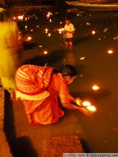 ceremonia en varanassi
cada dia a las 7 de la tarde ,ceremonia en varanasi, en el ganges.... varanassi es otro mundo!!
