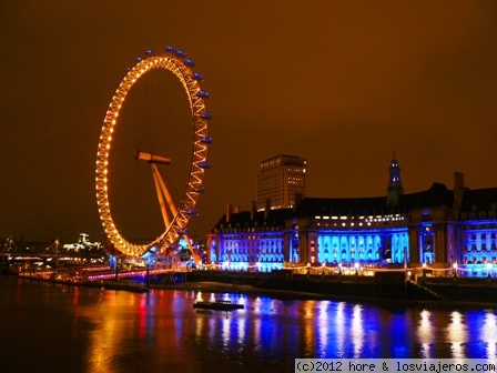 LONDRES
cruzando un puente con vistas a la noria de londres
