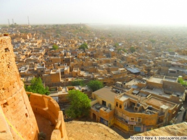 jaisalmer
vistas de la ciudad india  de jaisalmer desde la terraza del hotel, que estava dentro del forte... en el rajasthan

