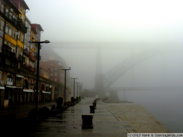 oporto con niebla matinal
el dia anterior llovia y la mañana siguiente, en  la parte alta de oporto sol.... el la parte del rio con el puente don luis I ......niebla, pero muy chula para tirar fotos!!!!
