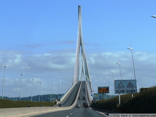 francia
en el norte , en normandia, esta este impresionante puente
