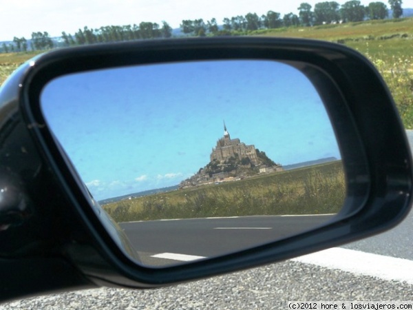 mont sant michel desde el coche
vista del monte sant michel, de lejos, por el retrovisor del coche, de nuestro viaje por paris y normandia...
2000 Kms de recorrido.
