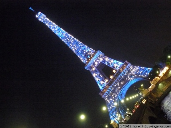 torre eiffel
paris, con la torre eiffel iluminada
