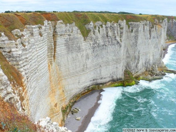 QUE ALTO!!!!!!!!!!!1
normandia , en francia te puedes encontrar con esta magnifica zona de acantilados en el mismo mar donde tuvo el desembarco, que fue en una playa cerca de aqui.
