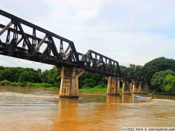 tailandia
llegamos al rio kwae con la barca que hay bajo el puente ( desde aqui cogimos el  tren, y fuimos durante una hora recorriendo las miticas vias y cruzando el puente sobre el rio kwae!!)
