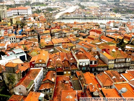 que vistas!!!
lo mejor para tomar unas fotos de la ciudad de oporto, es subir a la torre de los clerigos, cuesta unos 2 euros y hay que subir unas 200 escaleras.. una vez arriba.... impresionante!!!!!!
