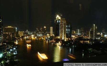 bangkok
vista desde el hotel de la ciudad de bangkok, con sus barcos iluminados...
