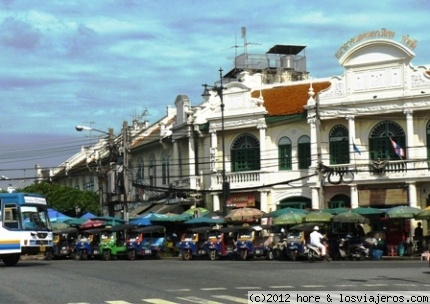 bangkok
tuk tuks esperando turistas a las afueras del gran palacio!!
