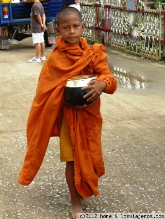 birmania - myanmar
niño birmano,( o, tailandes, estavamos en la frontera , pero en el lado de birmania ), paseando por las calles para hacer recolecta para los monjes...
