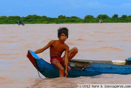camboya
en el lago de tonle sap, es como si el tiempo se hubiera detuvido hace 50 años...
