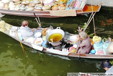 mercado flotante de damnoen saduak
un par de abuelas vendiendo la comida!!! genial!! autentico.
