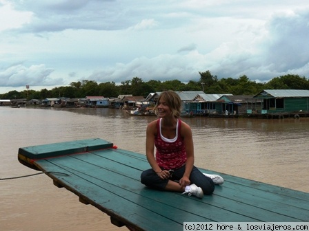 Tonle Sap
lugar impresionante, con su gente , maneras de vivir, el colorido....viven con muy poco pero se lo pasan genial, camboya es sin duda un lugar que no te deja indiferente, lo recomiendo , y el lago tonle sap con sus casas flotantes es impresionante... un recuerdo inolvidable!!!!!!
