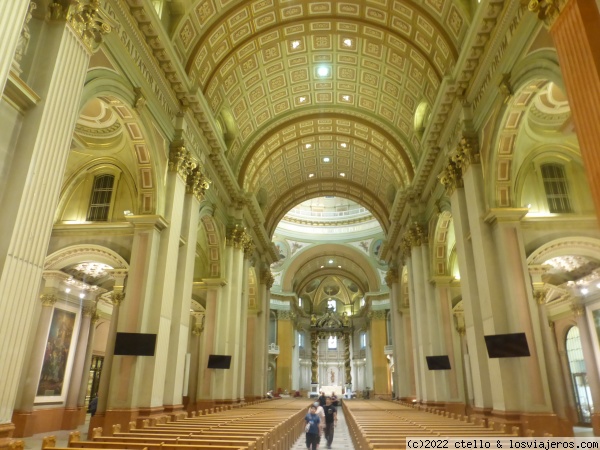 Basílica - Catedral de Marie-Reine-du-Monde-et-Saint-Jacques-le-Majeur
Basílica - Catedral de Marie-Reine-du-Monde-et-Saint-Jacques-le-Majeur
