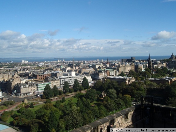Edimburgo
La ciudad de Edimburgo, desde su Castillo.-
