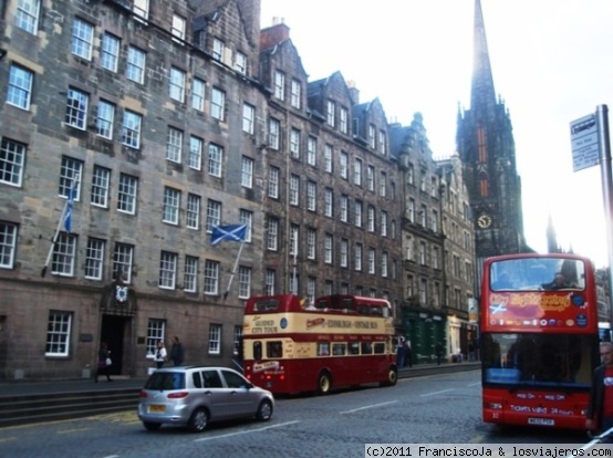 La ciudad de Edimburgo
Una de las principales arterias de esta ciudad Escocesa
