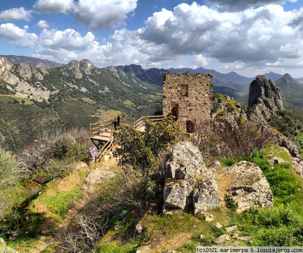 Cabañas del Castillo, Cáceres
Desde el castillo de Cabañas del Castillo se obtiene una de las mejores vistas del Geoparque Villuercas Ibores Jara y su relieve apalachense.
