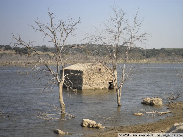 Casa en el Río Guadiana
Casa en el cauce del Río Guadiana, cerca de Puente Ajuda, dejada al descubierto por el bajo nivel del agua en época de sequía.
