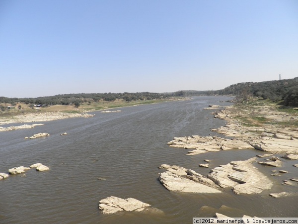 Río Guadiana a su paso por Puente Ajuda- Hoy
Este río, frontera natural entre Portugal y España, a día de hoy se encuentra en un nivel muy bajo debido a la sequía, dejando al descubierto piedras.

Comparar con la foto tomada hace dos años

