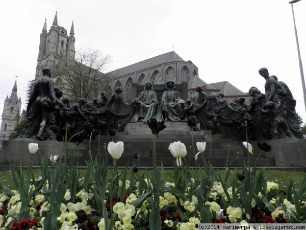 Estatua de los Hermanos Van Eyck
Estatua de los Hermanos Van Eyck, en Gante. Al fondo, la Catedral de San Bavón
