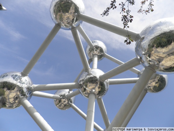 El Atomium desde abajo
El Atomium, en Bruselas, representa un cristal de hierro ampliado 165 mil millones de veces.

