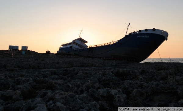 Barco en Qawra - Malta
En febrero de 2018 un barco encalló en Qawra Point durante una tormenta. Aún hoy puede verse el barco sobre las rocas.
