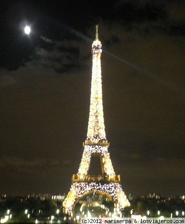 Luna llena sobre París
Luna llena junto a la Torre Eiffel iluminada
