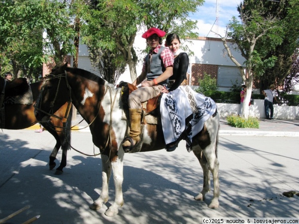 De fiesta en Sarmiento
En Sarmiento, ciudad agricola y ganadera de la provincia patagonica de Chubut, al lado de los lagos Musters y Colhué Huapi y de un bosque petrificado,se celebra en Febrero la 