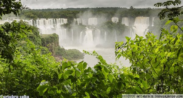 El secreto de la selva
Panorámica de las cataratas de Iguazú desde el lado brasileño.
