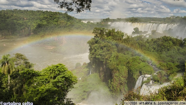 Cataratas de Iguazú
Se suele decir que desde el lado brasileño las cataratas se ven y desde el lado argentino se viven. Creo que ambas aportan una visión diferente y complementaria.
