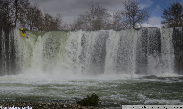 Pedrosa de Tomalina II
Aquí la misma cascada con un caudal mayor tras las lluvias y unos compañeros tirándose en kayak.
