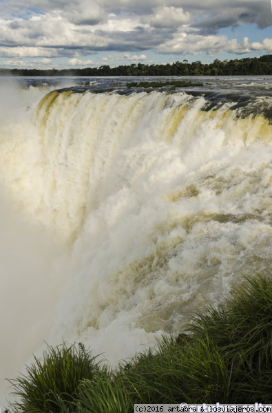 Garganta del Diablo
La Garganta del Diablo es la caída más espectacular y caudalosa de las cataratas Iguazú. Está en el lado argentino.
