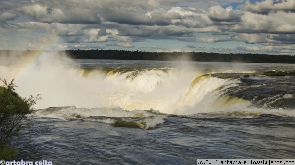 Abismo
Se adivina la Garganta del Diablo, espectacular catarata dentro de Iguazú, desde el lado argentino.
