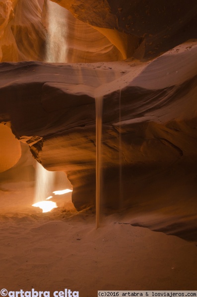 Upper Antelope Canyon
Fotografía realizada en el cénit solar en el Upper Antelope Canyon, Utah (EEUU). La luz incide en las paredes creando halos y reflejos y los navajos, que regentan el parque, ayudan a recrearlo usando la arena del cañón.
