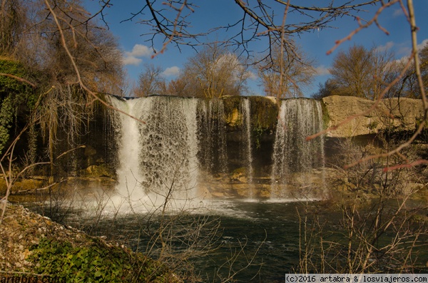 Pedrosa de Tobalina
Esta es una preciosa cascada en la provincia de Burgos, cuyo caudal cambia mucho según la estación y período de lluvias y en verano se usa como piscina natural y zona de recreo.
