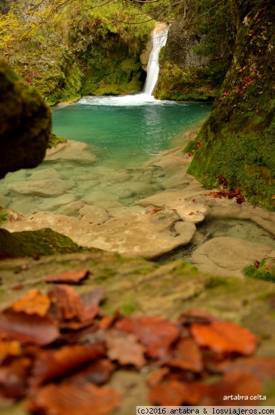 Cascada en Urederra - Navarra
Pequeña cascada en el camino del nacedero al río Urederra en Navarra.
