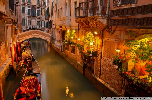 Venezia
Para mí Venecia es mucho más que sus imágenes icónicas, su belleza y magia se reflejan en rincones escondidos, canales alejados del bullicio y el perderse por sus callejuelas sin rumbo.
