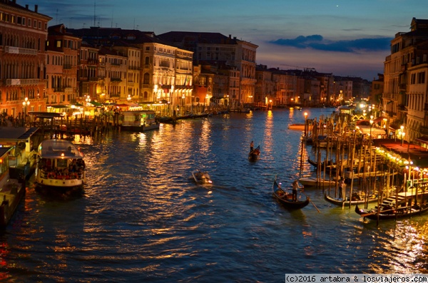Venecia nocturna
Imagen nocturna del Gran Canal desde el Puente de Rialto.
