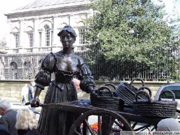 Molly Malone
Estatua de Molly Malone frente al Trinity College de Dublín
