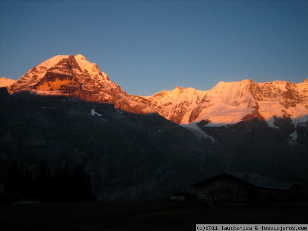 Atardecer en Mürren
En el popular cuento Suizo de Heidi, la niña le pregunta al abuelito por qué las montañas arden al atardecer, en esta foto se puede entender la pregunta ¿no os parece?
