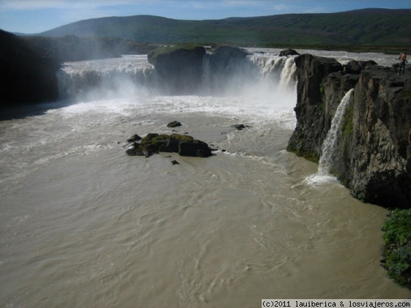 Godafoss
Esta es la cascada de los dioses, se dice que cuando los islandeses acogieron el protestantismo tiraron a las aguas de esta cascada las representaciones de sus antiguas deidades.
