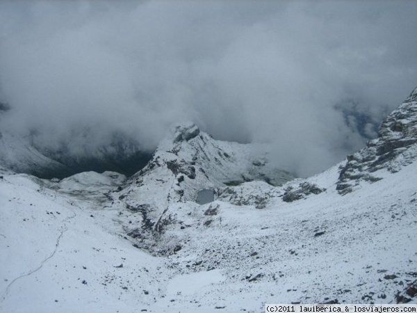 montaña alpina
Las montañas de los Alpes permanecen nevadas de continuo. Esta foto fue tomada en agosto y fijaos que paisaje.
LLegamos allí haciendo una ruta desde Mürren a Sefinenfurke.
