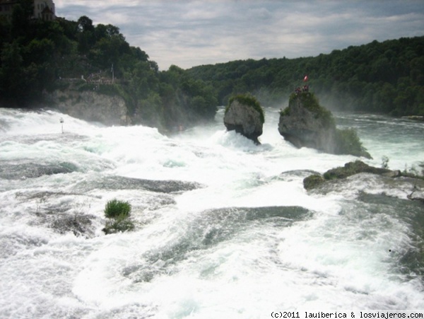 Cascadas del Rhin
El Rhin cae con fuerza al norte del país en estas cascadas que no destacan por su altura pero sí por la sorprendente fuerza del agua.
