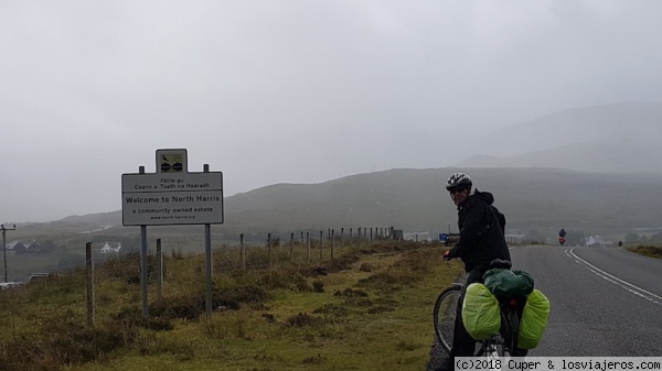 Ruta ciclista 780 por las Heridas Exteriores
Cruzando en bicicleta la demarcación entre la Isla de Lewis y la Isla de Harris por la Hebridean Way Cycle Route 780.
